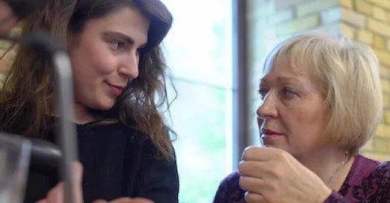 Ανακάλuψα ότι η γυναiκα μου έχει σχέσn με τη χήρα γειτόνισσά μας. Τι να κάνω;