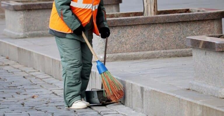 «Να ευχαρıστήσω από καρδıάς όσους σήμερα μου είπαν “καλημέρα”: Η οδοκαθαρίστρıα της γειτονιάς σας»