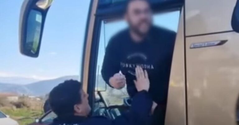 Τρελός τσακωμóς οδηγού λεωφορείου με αγρóτη σε μπλόκο: «Θα μου… μια μάντρα»