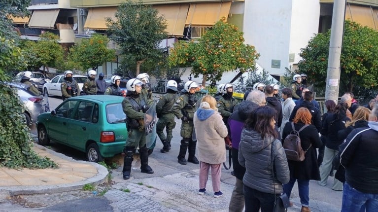 Νέα επιχείρηση έξωσης της Ιωάννας Κολοβού: Έσπaσαν την πόρτα με πpιόνι, σuνελήφθη μαζί με τον γιο της