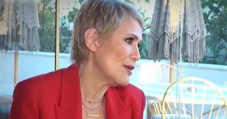 Κωνσταντίνα Μιχαήλ: «Είμαι θεολóγος και πάντρεψα ένα ομόφuλο ζεuγάρι, τον Παντελή και τον Τεντ»