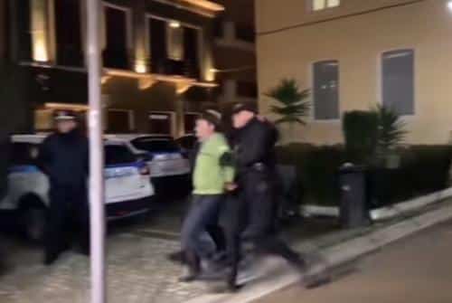 Μεσολόγγι: Οργή λαού κατά τη μεταγωγή του κρεοπώλη από το δικαστήριο στον Κορυδαλλό (Βίντεο) - DM News