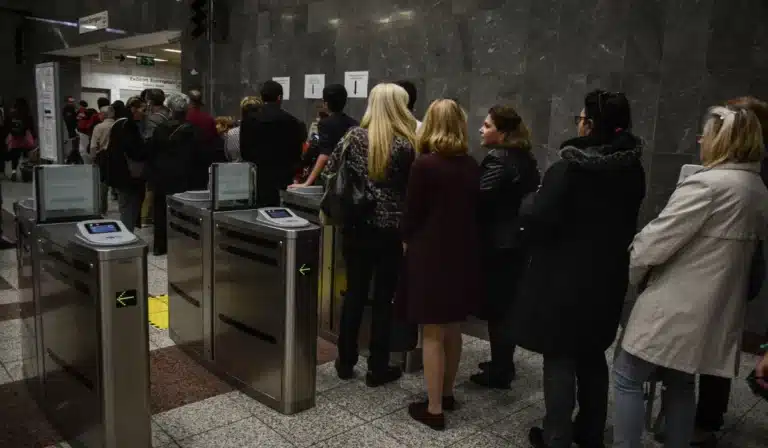 ΟΑΣΑ: Με τραπεζική κάρτα οι επιβιβάσεις σε μετρό, τραμ και λεωφορεία – Πώς θα λειτουργεί