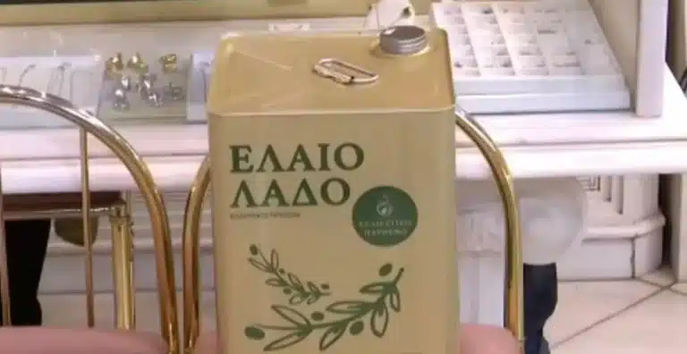 Καλαμάτα: Αγόρασε χρυσό σταυρό και πλήρωσε με έναν τενεκέ ελαιόλαδο – Τι λέει η ιδιοκτήτρια του κοσμηματοπωλείου
