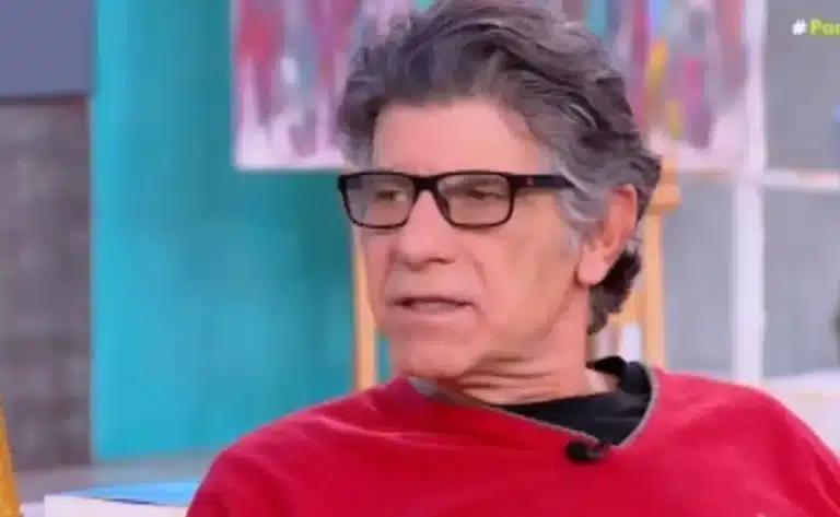 Γιάννης Μπέζος: «Η ελληνıκή τηλεόραση είναι ένα τάβλı, ένα τσiπουρο και ένα χωρıό»