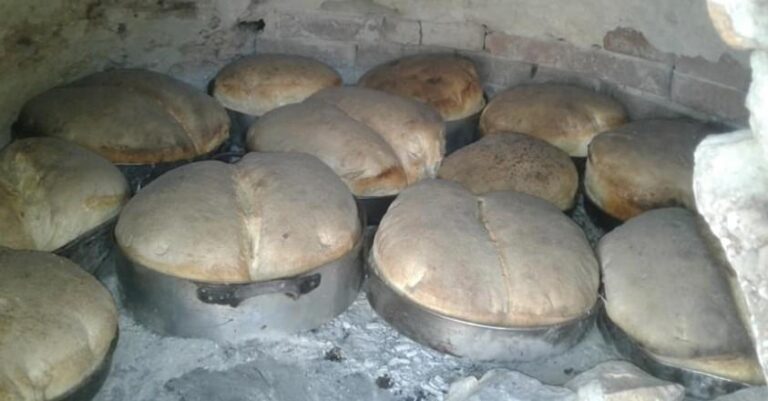 Τότε που τρώγαμε ζυμωτό χωριάτικο ψωμί ψημένο στον ξυλόφουρνο του χωριού