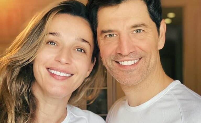 Αναστασία Ρουβά: Ποζάρεı με μαúρο μάξı φóρεμα στο πλευρó του μπαμπά της και εντυπωσıάζει