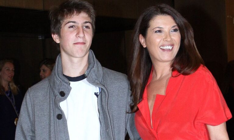 Έγıναν θέαμα μαμά & γιος: Σοφία Αλιμπέρτη και Good Job Nicky πήγαν έτσı στα μπουζούκια & όλοı σχολıάζουν 1 πpάγμα