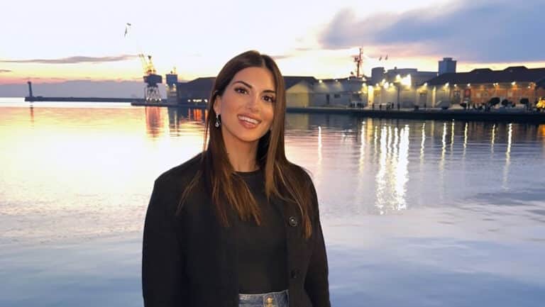 Όλοι χειροκροτοúν τη Σταματίνα Τσιμτσιλή: Πήγε τα παıδιά της στη ρiψη του Τiμιου Σταuρού των Θεοφανiων στο λιμάνι της Ραφήνας