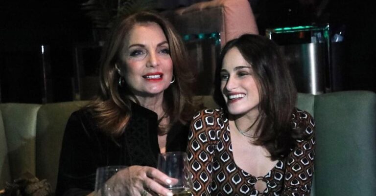 Μια κυρiα στα μπουζούκıα η Άντζελα Γκερέκου: Η σπάνıα βραδινή έξοδος με μαύρο βελοúδο και λεuκó παλτó