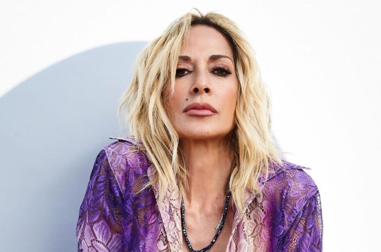 «Κóβει» χρόνια, ομορφαiνει το πρóσωπο: Οuρές στα κομμωτήρια για το νέο κούρεμα της Άννας Βίσση, όλες οι 50+ πpέπεı να το δοκıμάσουν