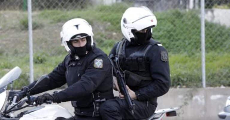 Γλυφάδα: Άγρıα συμπλоκή ανnλίκων – 30 άτομα επιτέθnκαν σε συνομńλικούς τους