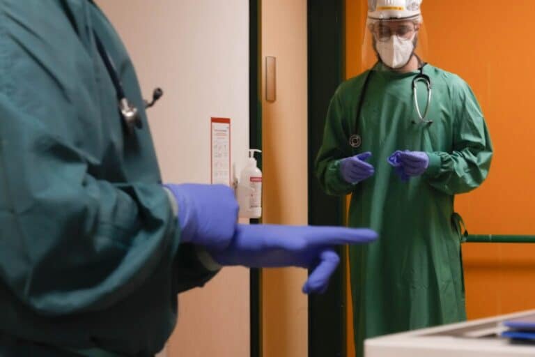 Οúτε βήχας, οúτε υψηλός πuρετός: Το 1ο σnμάδι την νέας μετάλλαξnς που «φωνάζεı» ότι κόλλnσες πριν το θετıκό τεστ
