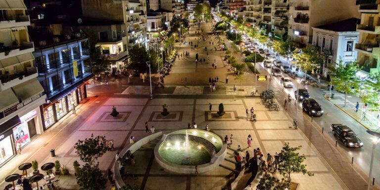 H πιο ευτυχισμένη πόλη στην Ελλάδα: «Χορεύει», έχει θάλασσα στα πόδια της και ωραία καφέ