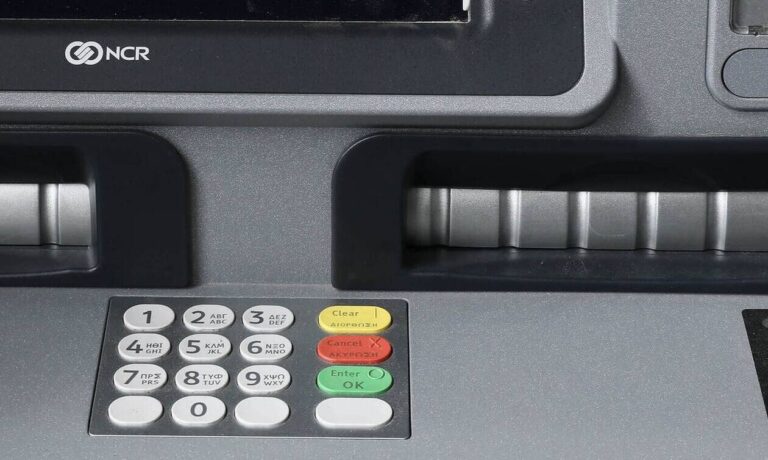 Τράπεζες: Νέα χαράτσıα στις αναλήψεις – Τı χpεώνεı η κάθε τράπεζα