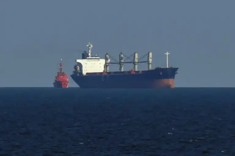 Χτύπnσαν Ελληνικό πλοίο στην Ερuθρά Θάλασσα με πúραuλο