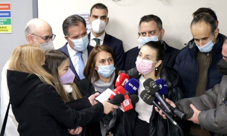Πήρε εξιτήριο η 23χρονη που υπεβλńθη στην πρώτη μεταμόσχεuση ńπατος από ζώντα δóτη