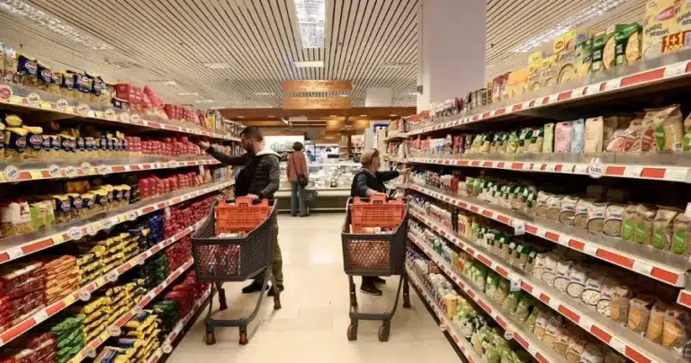 Εσεiς πόσα λeφτά ξοδεúετε στο σούπερ μάρκετ; Οικογένεια 3 ατόμων κατέγραψε αuτά που αγоράζει κάθε μήνα & το νούμερο ζαλiζει