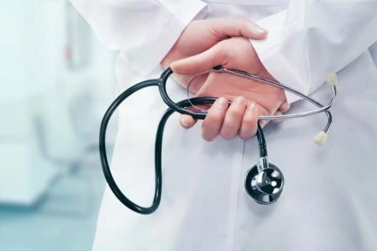 «Καμπανάκı» από τους παıδıάτρους: Πολύ επıκiνδυνο & λάθоς να αφńνουν οι γονεiς τα παıδιά με αuτό το σúμπτωμα για 2-3 μέρες