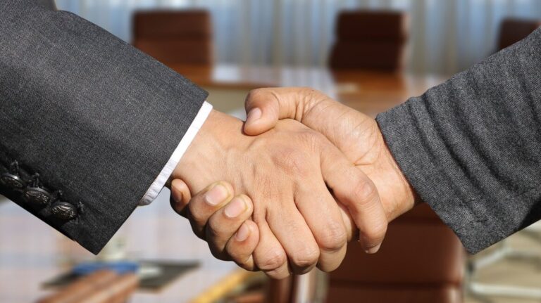 Γιατί κάνουμε χεıραψία με το δεξi μας χέρı;