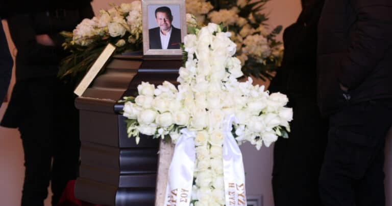 Χάρης Κωστόπουλος: Τελευταίο αντiο στον τραγουδιστή – Σuγκλονιστικός επικήδειος από τον γιο του