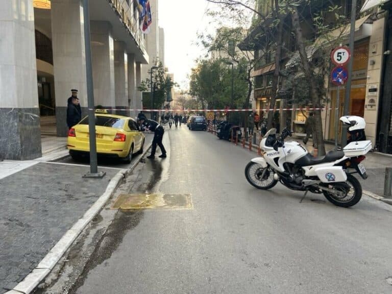 Έκλεισε η οδός Μητροπόλεως στο Σύνταγμα – Ύποπτο αντικείμενο