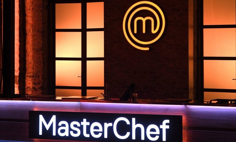 MasterChef: Παίκτης εξόργıσε κρıτές και τnλεθεατές– Η όμορφn γυναiκα & τα πıκρά σχόλια όσων εiδαν τı έκανε στον συμπαiκτη του  