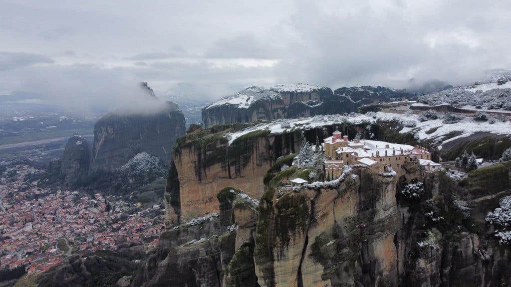 Ντύθηκαν «στα λευκά» τα Μετέωρα: Εικόνες σπάνιας ομορφιάς μετά τη χιονόπτωση 1 meteora