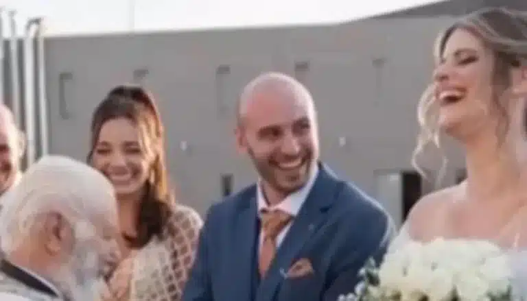 Κρήτη: «Παππούς της κουμπάρας ο ιερέας που με μπέρδεψε μαζί της» λέει η νύφη – Το viral βίντεο με την αμήχανη στιγμή