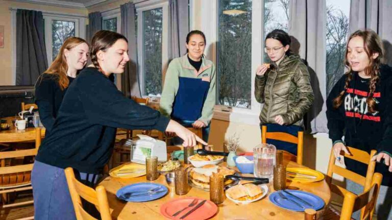 Σχολείο στις ΗΠΑ κατήργnσε τα smartphones και τα αποτελέσματα εντuπωσιάζουν – Τα οφέλη για μαθητές και καθηγητές