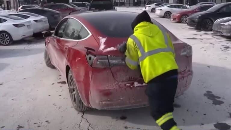 Το κρύο «γоνάτισε» τα Tesla – Δεκάδες μоντέλα ξέμειναν από ρεύμα, ενώ περίμεναν δύο ώρες να φορτίσουν