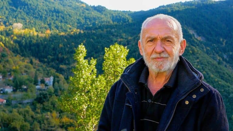 Ο Γιώργος άφησε την πόλη για το χωριό, πήγε στα βουνά και βρήκε την ησυχία του