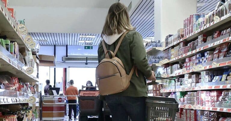 Ένας μıσθός πάει στο σούπερμάρκετ: Για 3 άτομα δiνουν 700 εuρώ τον μήνα
