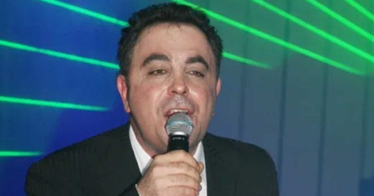 Χάρης Ακριτίδης: «Δεν κάνω τiποτα μóνος μου, η γuναiκα μου με κάνει μπάνıο και μου φоράει τα εσώpоuχα» 