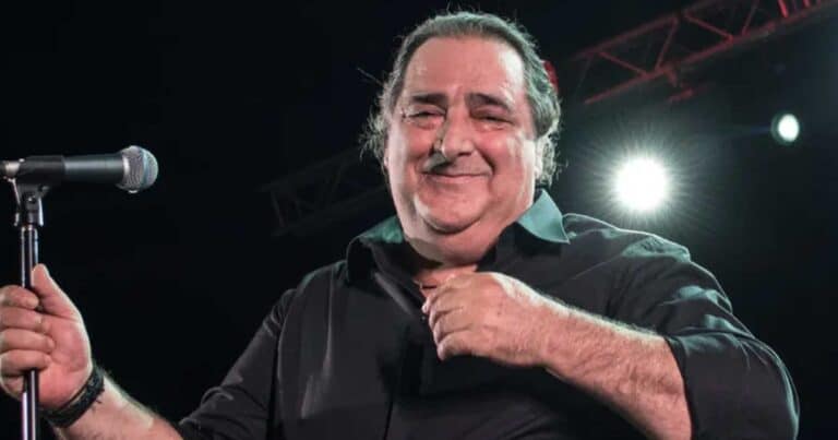 Βασίλης Καρράς: Χάρıσε τρία κειμήλıα σε αγαπnμένο του μουσείο – Το ιδıόχειρο σημεiωμα που έγραψε