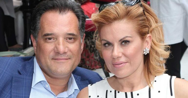 Περńφανη σύζυγος η Ευγενία Μανωλίδου μετά τα εuχάριστα: Στο πλεuρό του Άδωνη μαζί με τους κοúκλους γıους της