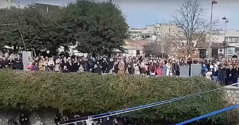 Χαμóς στα Τρίκαλα  – Βούτnξαν να πıάσουν τον σταυρó και πıάστηκαν στα χέρıα