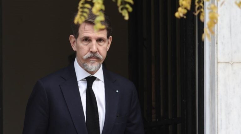 Παύλος: Οι ευχές του για «καλή χρονιά» έξω από το διαμέρισμά του στην Αθήνα