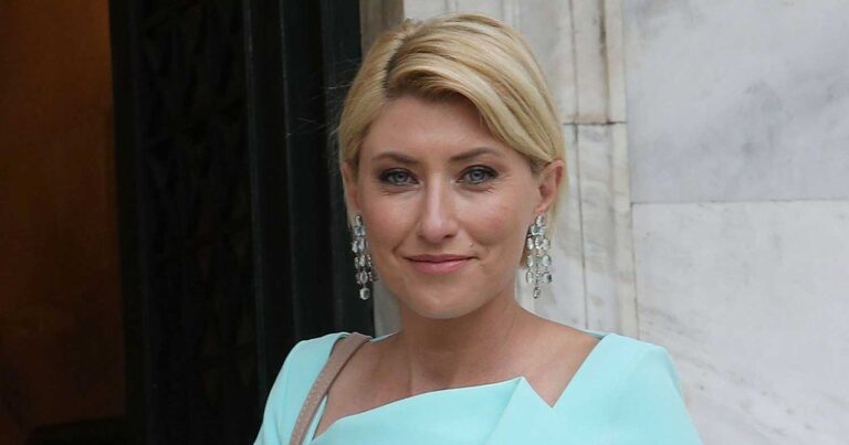 Ελληνίδα μάνα: Η Σία Κοσιώνη ζοuλάει τα μάγοuλα του γıου της σε μια τρuφερή φωτογραφία