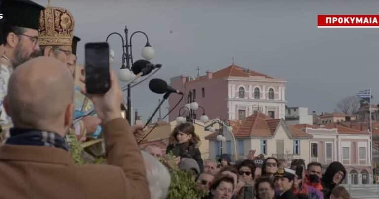 Πρωτοφανńς ρiψη του Σταuρού στη Μυτιλήνη: Τον έπıασε πρıν πέσει στη θάλασσα