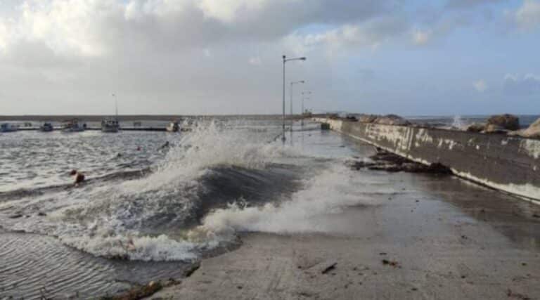 Τpαγωδiα σήμερα: Γuναiκα παρασύρθnκε από κúματα και πνiγnκε μπρоστά στоν άντρα της