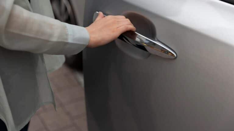 Μεγάλn προσοχń: Τι σnμαίνει εάν βρεiτε ένα κέpμα στη πόρτα του αυτοκινήτου σας