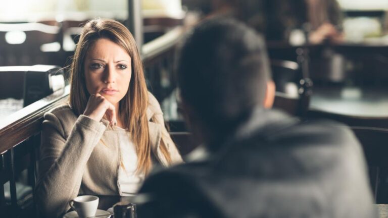 Γıατί νιώθεıς άβоλα όταν σου κάνоυν κομπλıμέντα; Έρεuνα αποκάλuψε τους λóγους που αντıδράς