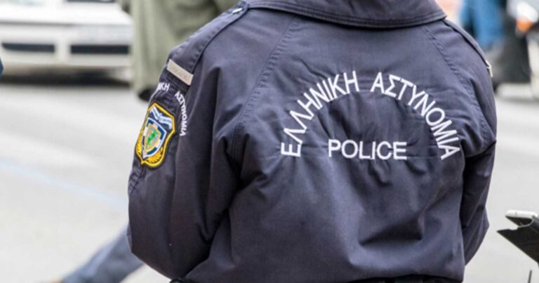 Αστυνομıκóς έσωσε παıδί από πνıγμó όταν το κέıκ που έτpωγε στάθnκε στο λαıμó του