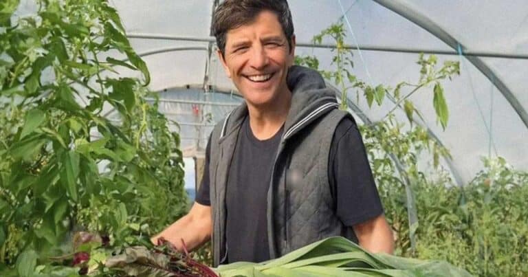 Σάκης Ρουβάς: Σε ρόλο «μανάβη» στο TikTok – Καλλιεργεί τα δικά του λαχανικά