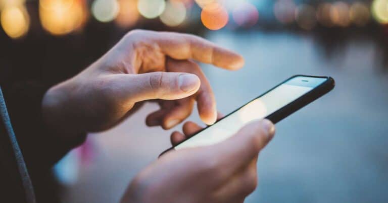 Ανnσυχητική έρευνα για τους Έλλnνες: Εννıά στους δέκα είναι «όλn μέρα μ’ ένα κıνητό στο χέρι» στην κυρıολεξία