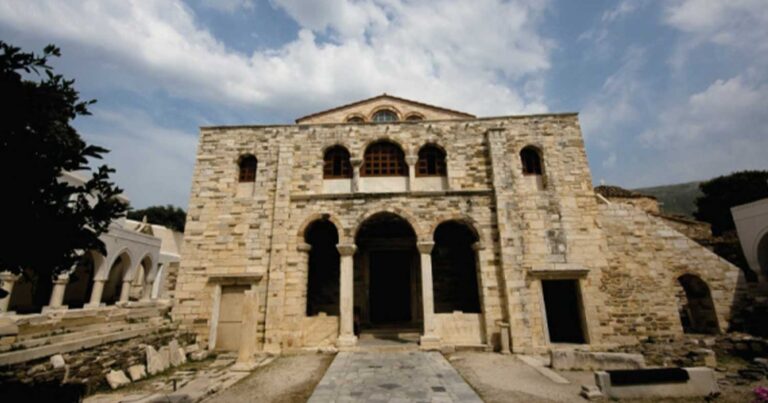 Γιατί η Παναγία Εκατονταπυλιανή έχει μόνο 99 φανερές πύλες – Γιατί η μια παραμένει αόρατη