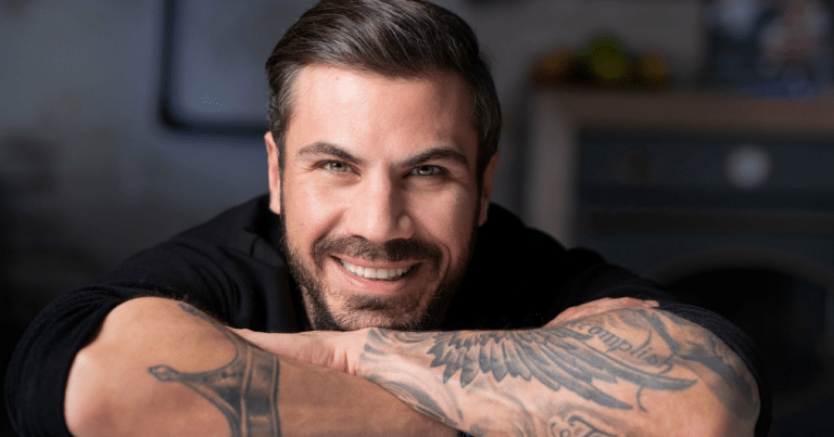 Ένας μικρός σεφ: O Άκης Πετρετζίκης απαθανατiζει τον γιο του να ανοίγει φύλλο για πίτα