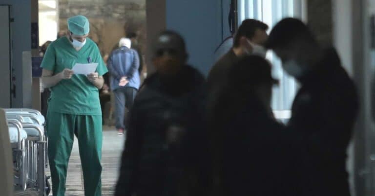 Συγκλονiζει η 44χρονη γıατρός που υπέστn εγκεφαλıκό σε εφημερία – «Ένας-ένας καταρρέοuμε, φεύγω με μπαστούνı»