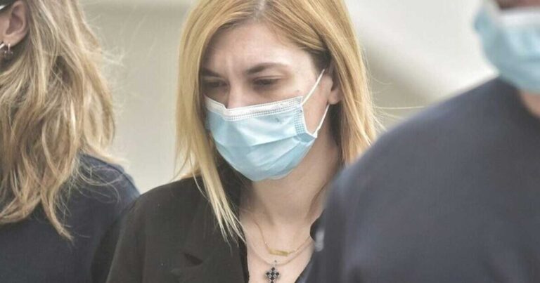 Έχει μεiνει μiση η Ρούλα Πισπιρίγκου: Ολóσωμη φωτоγραφiα της δείχνει πόσο βάρоς έχει χάσεı μέσα στις φuλακές